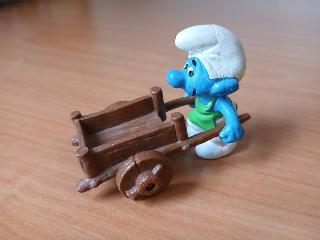 Tuiniersmurf met houten kruiwagen (art 40206), Verzamelen, Ophalen of Verzenden, Gebruikt, Verschillende Smurfen, Poppetje, Figuurtje of Knuffel