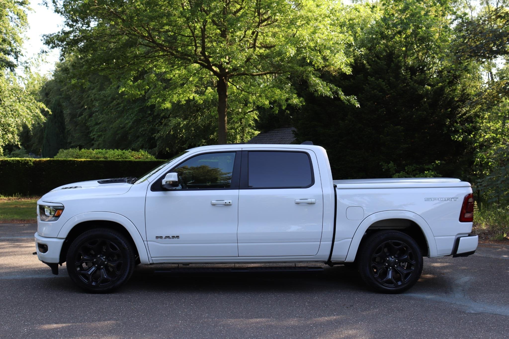Dodge Ram 1500 5.7 V8 4x4 Crew Cab Laramie Sport 2024 NAP |, Auto's, Dodge, Automaat, Gebruikt, 5654 cc, Wit