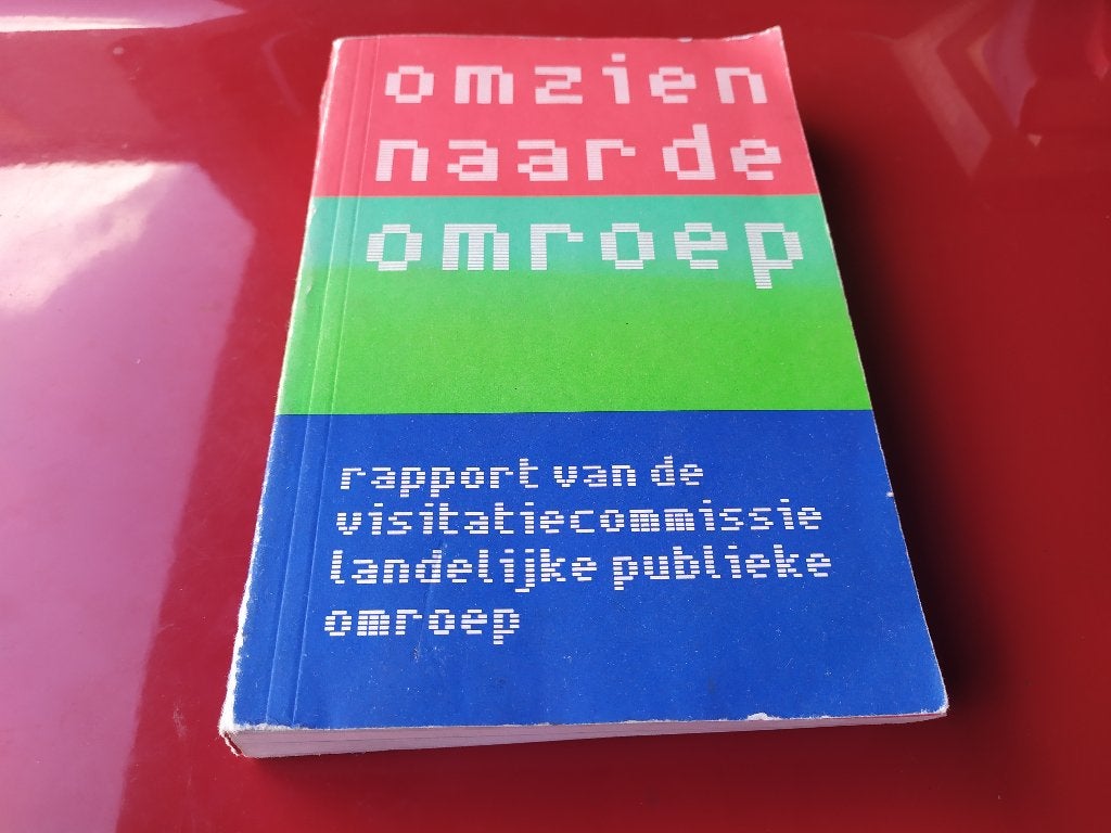 Omzien naar de Omroep - Rapport van de visitatiecommissie..., Boeken, Ophalen of Verzenden, Gelezen, Vakgebied of Filmindustrie