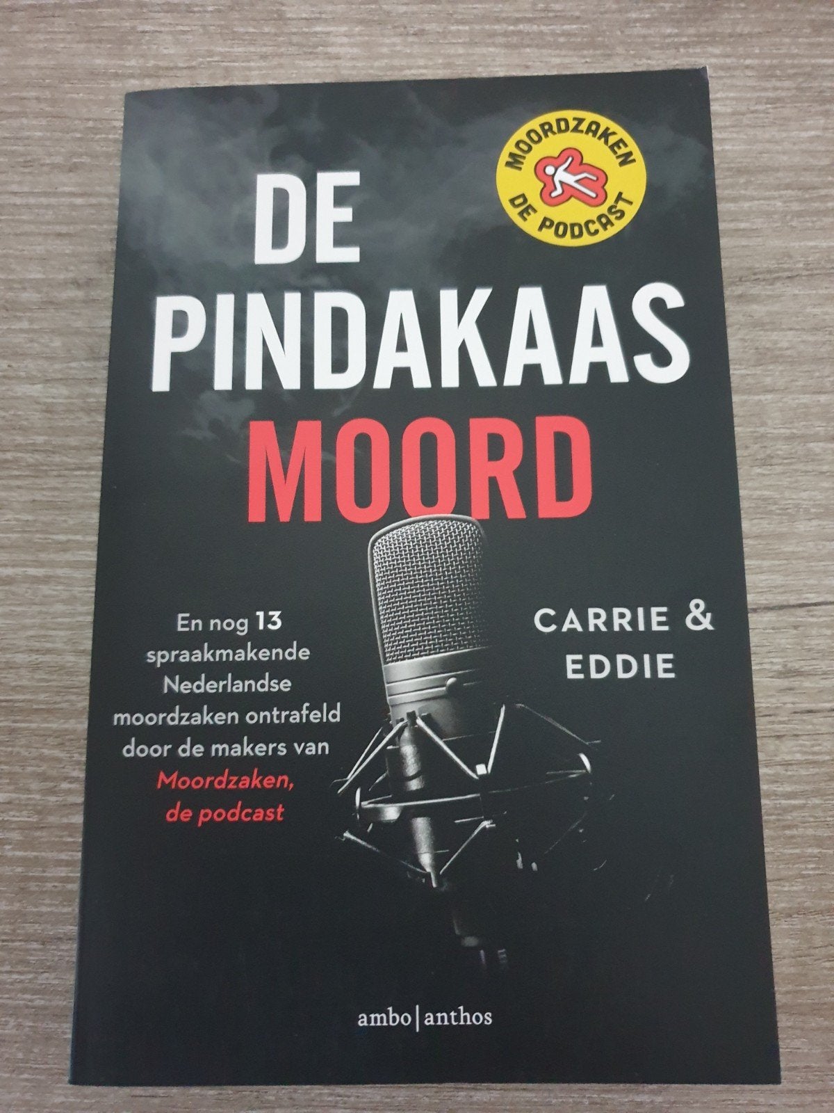 De Pindakaas Moord - Moordzaken De Podcast, Ophalen of Verzenden, Gelezen, Carrie & Eddie