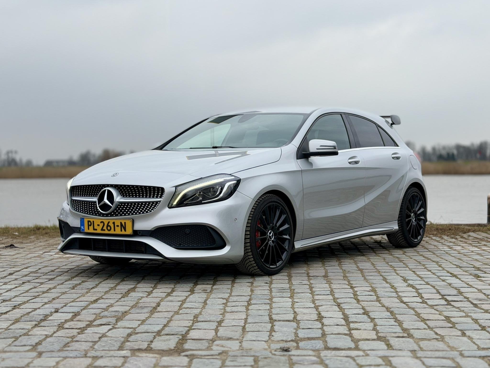Mercedes-Benz A-klasse 180 Business Solution AMG|185 PK!|A45, Auto's, Gebruikt, 4 cilinders, Leder en Stof, 19 km/l