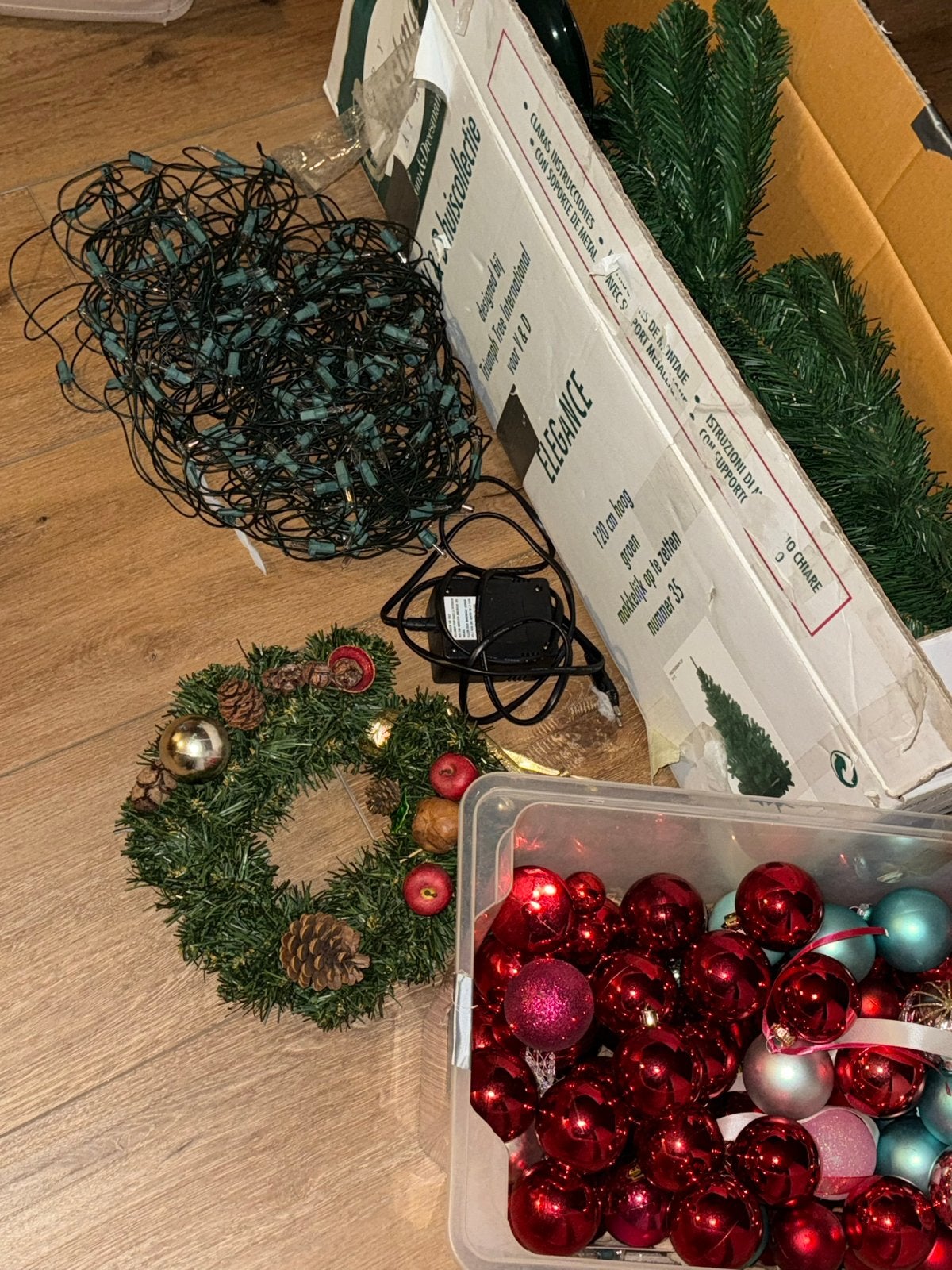 Kerst boom incl kerstballen krans en verlichtingen, Diversen, Ophalen of Verzenden