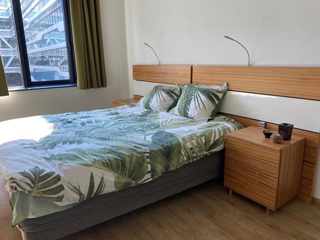 Modern tweepersoonsbed, Elektrisch met nachtkastjes en lades, Bruin, Tweepersoons, Ophalen of Verzenden, Zo goed als nieuw
