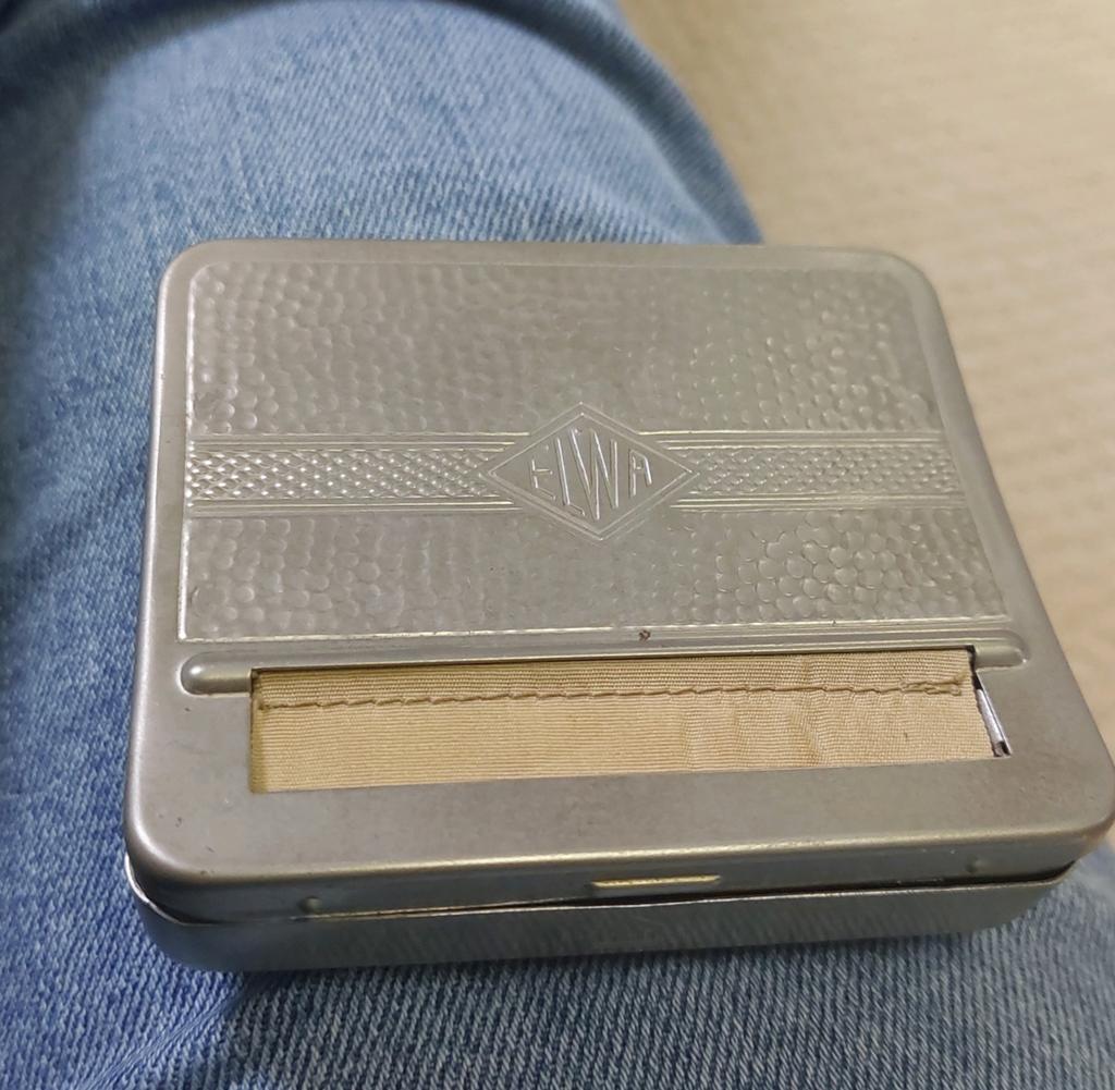 Vintage ELWA Tabaksdoos met Rolmechanisme, Ophalen, Gebruikt, Tabaksdoos of Verpakking