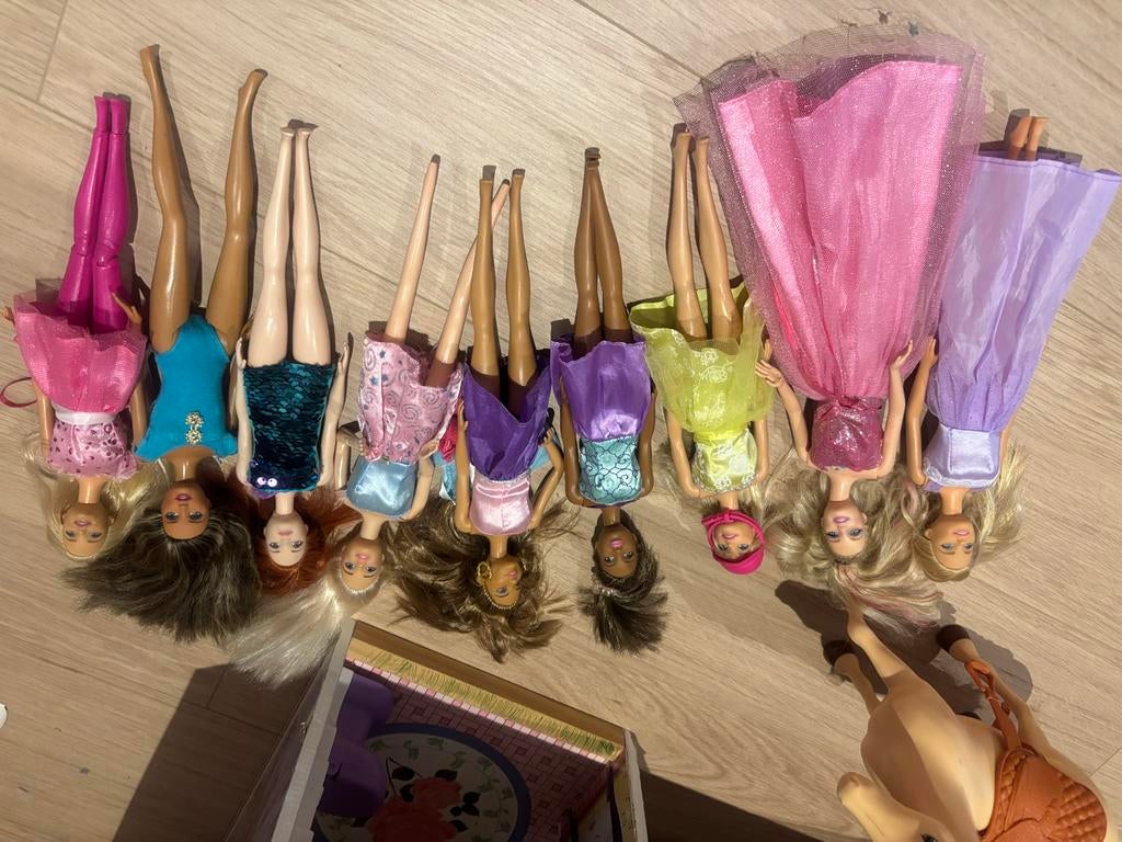 Barbie huis met interieur en 10 Barbies, Ophalen, Gebruikt, Barbie