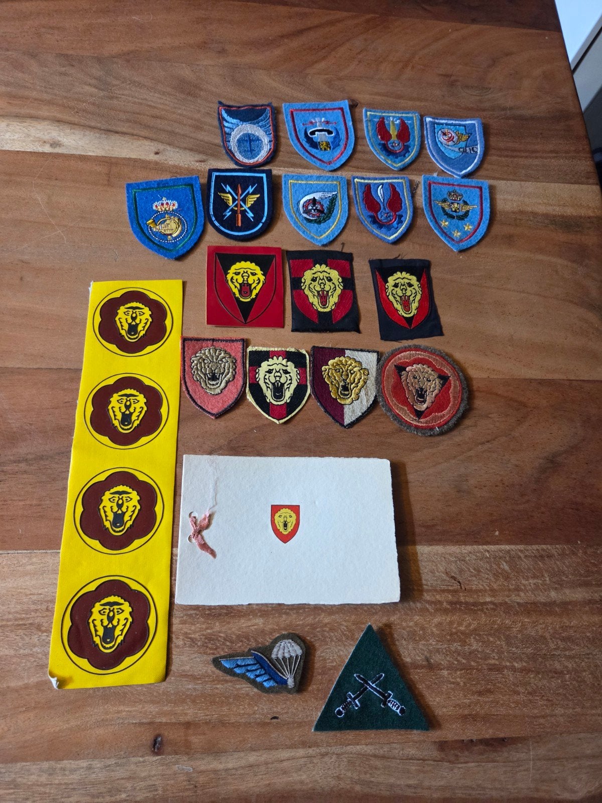 Lot Belgische emblemen, Verzamelen, Ophalen of Verzenden, Landmacht, Overige gebieden, Embleem of Badge