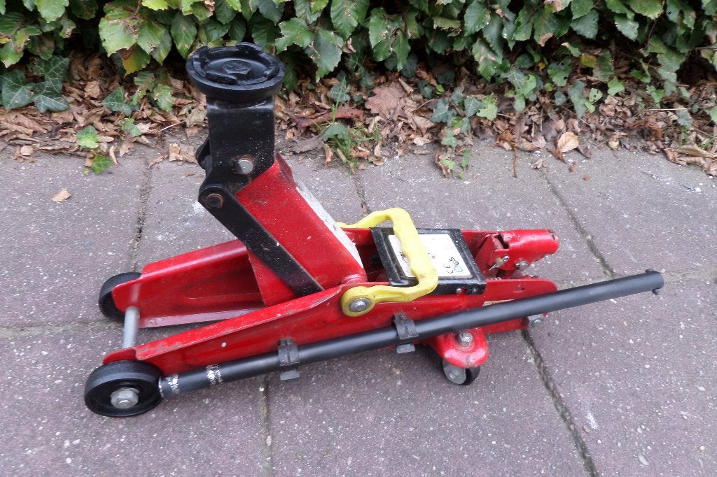 Garagekrik Carpoint - Hydraulisch - 2000 kg - €50,=, Auto diversen, Ophalen, Zo goed als nieuw, Manueel, Garagekrik