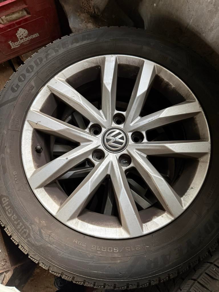 4x Winterbanden 215/60 R16 voor VW Passat/Touran/Skoda Karoq, Auto diversen, Auto-accessoires, Ophalen, Gebruikt