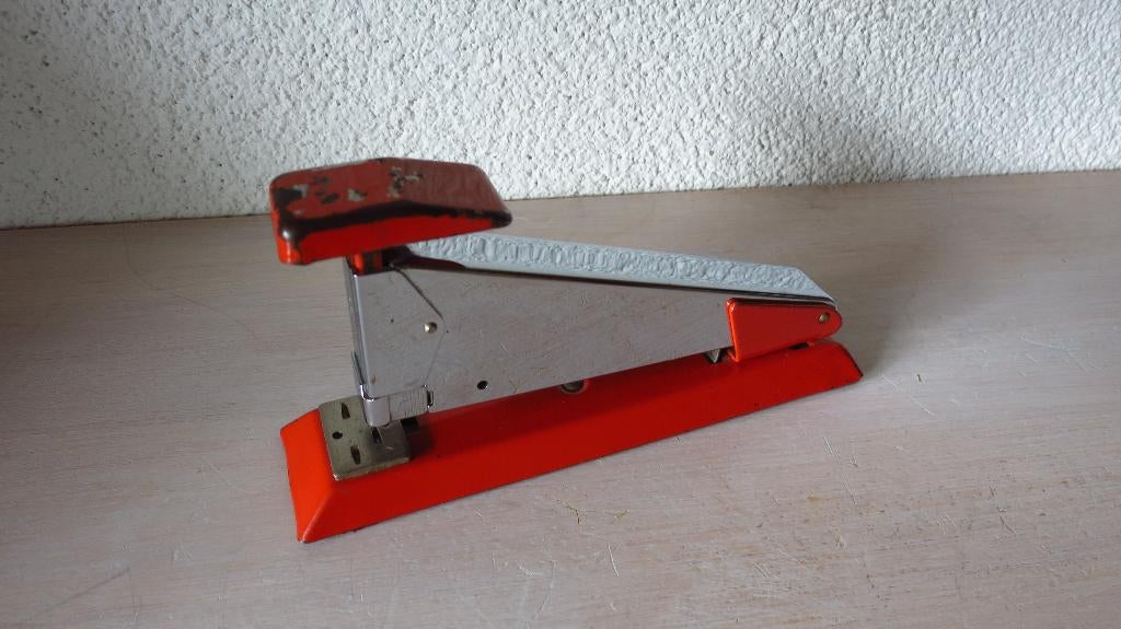 Grote vintage oranje nietmachine Zweden Rapid 2 goed werkend, Diversen, Ophalen of Verzenden, Gebruikt