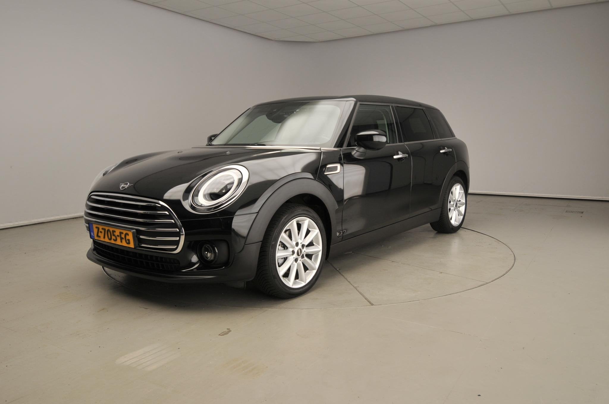 MINI Clubman 1.5 Cooper | LED | Navigatie | Sportstoelen | S, Gebruikt, Zwart, Origineel Nederlands, Automatische klimaatregeling