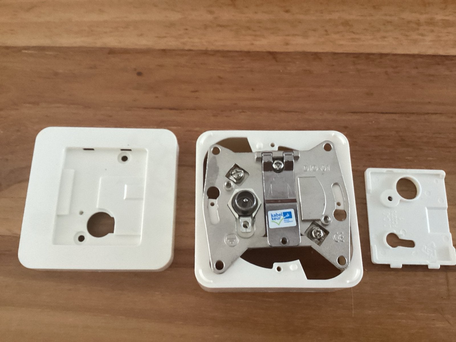 Technetix DIO-01 Dubbel Geïsoleerde Coax Wandcontactdoos, Audio, Tv en Foto, Audiokabels en Televisiekabels, Ophalen, Zo goed als nieuw
