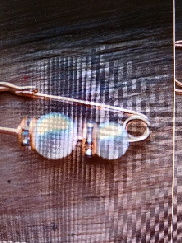 Nieuw goudkleurige broche met nepparels, Overige materialen, 4 tot 7 cm, Nieuw, Ophalen of Verzenden