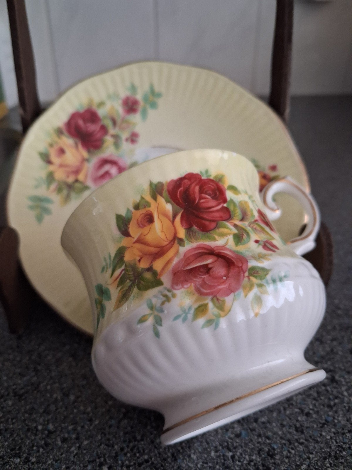 QUEENS KOP EN SCHOTEL MET PRACHTIGE ROZEN DECORATIE, Verzamelen, Porselein, Kristal en Bestek, Ophalen of Verzenden, Zo goed als nieuw