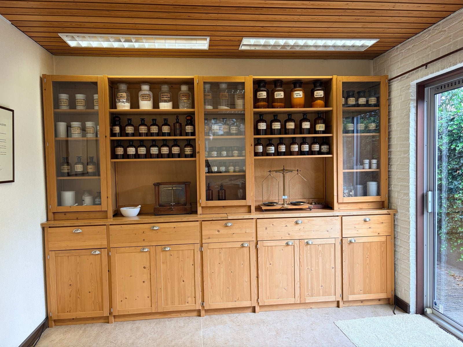 Vintage apotheekuitrusting in Lundia kast, Ophalen