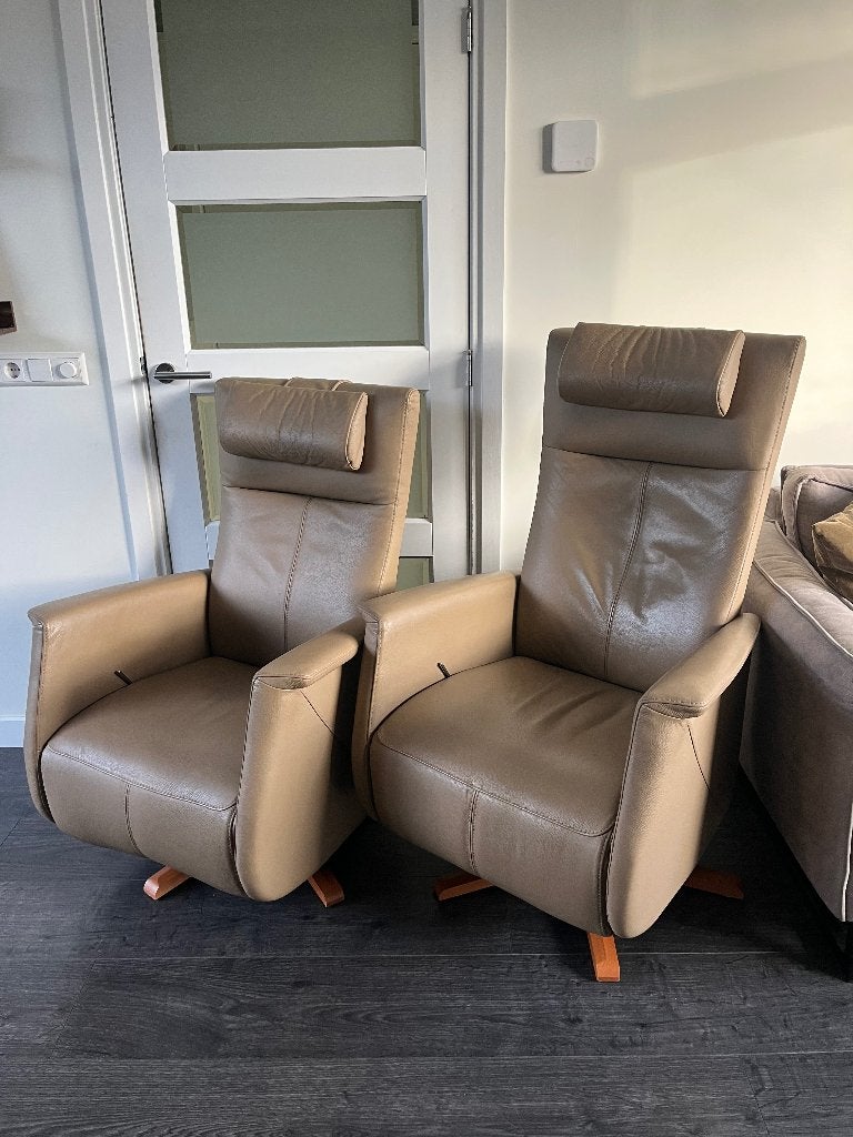 Setje 2 Prominent Relaxfauteuils Leer Taupe S en L Toscana, Huis en Inrichting, Ophalen, Minder dan 75 cm, Leer, Zo goed als nieuw