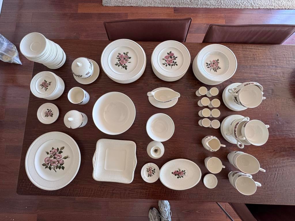 Uitgebreid Wedgewood servies  - Wild Rose/ Tea Rose” stijl, Antiek en Kunst, Antiek | Servies compleet, Ophalen