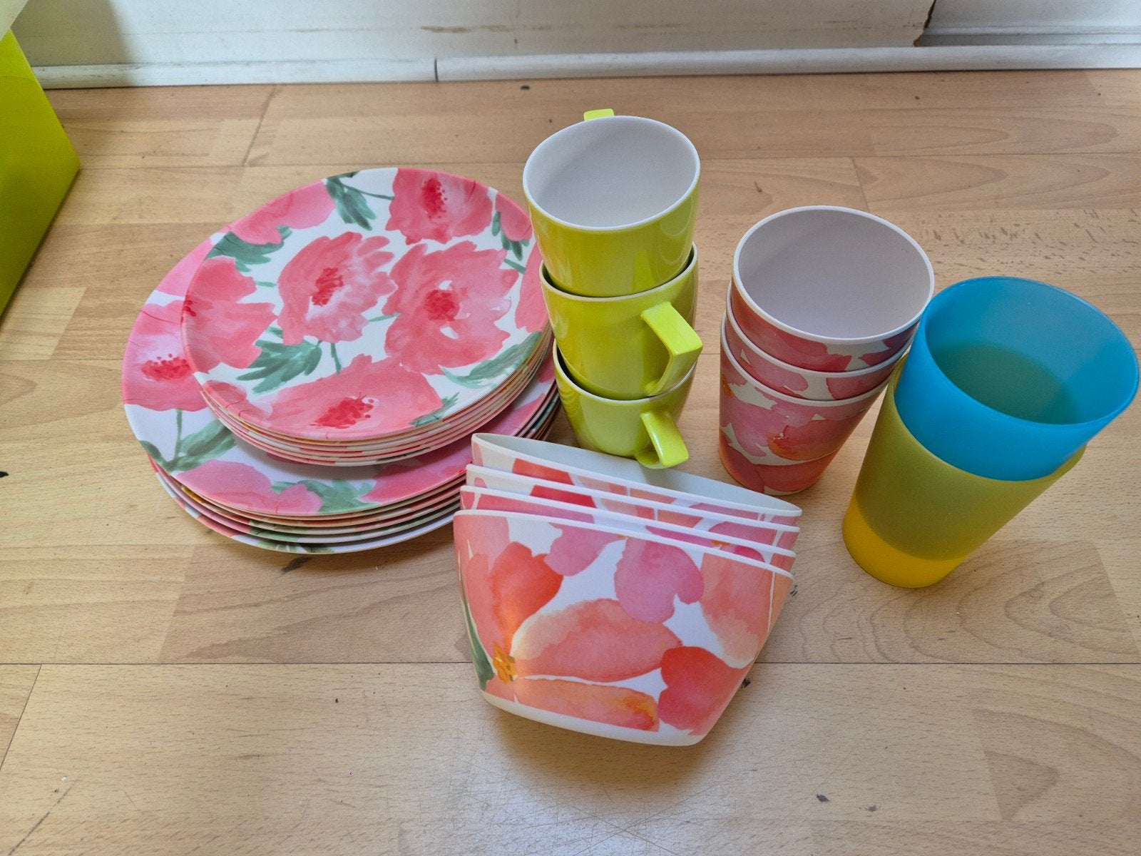Servies set - borden, kommen, bekers en kopjes, Kunststof, Ophalen of Verzenden, Zo goed als nieuw, Overige stijlen