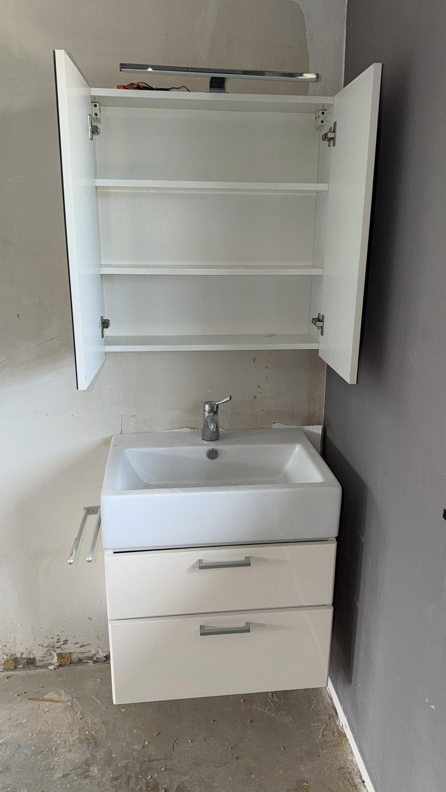 Wastafelkast met kraan en spiegelkast (2 sets voor €250), Huis en Inrichting, Badkamer | Badkamermeubels, Ophalen, Gebruikt, 50 tot 100 cm