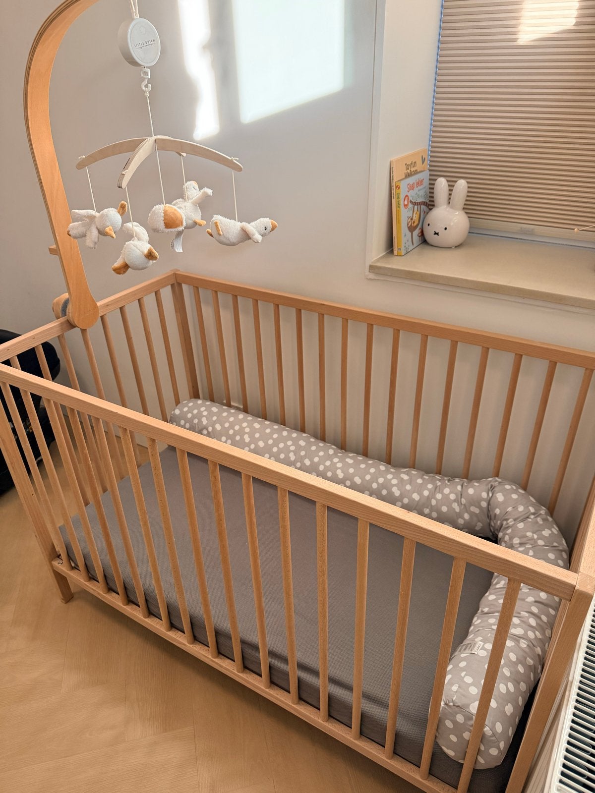 Houten ledikant met aerosleep matras en mobiel, Kinderen en Baby's, Ophalen of Verzenden, Zo goed als nieuw, Ledikant