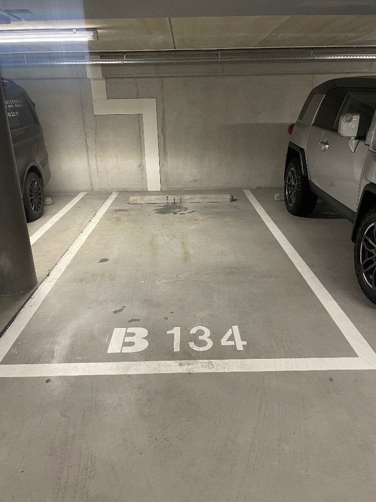 Parkeerplaats te huur in garage op NDSM werf aan pontplein, Huizen en Kamers, Amsterdam