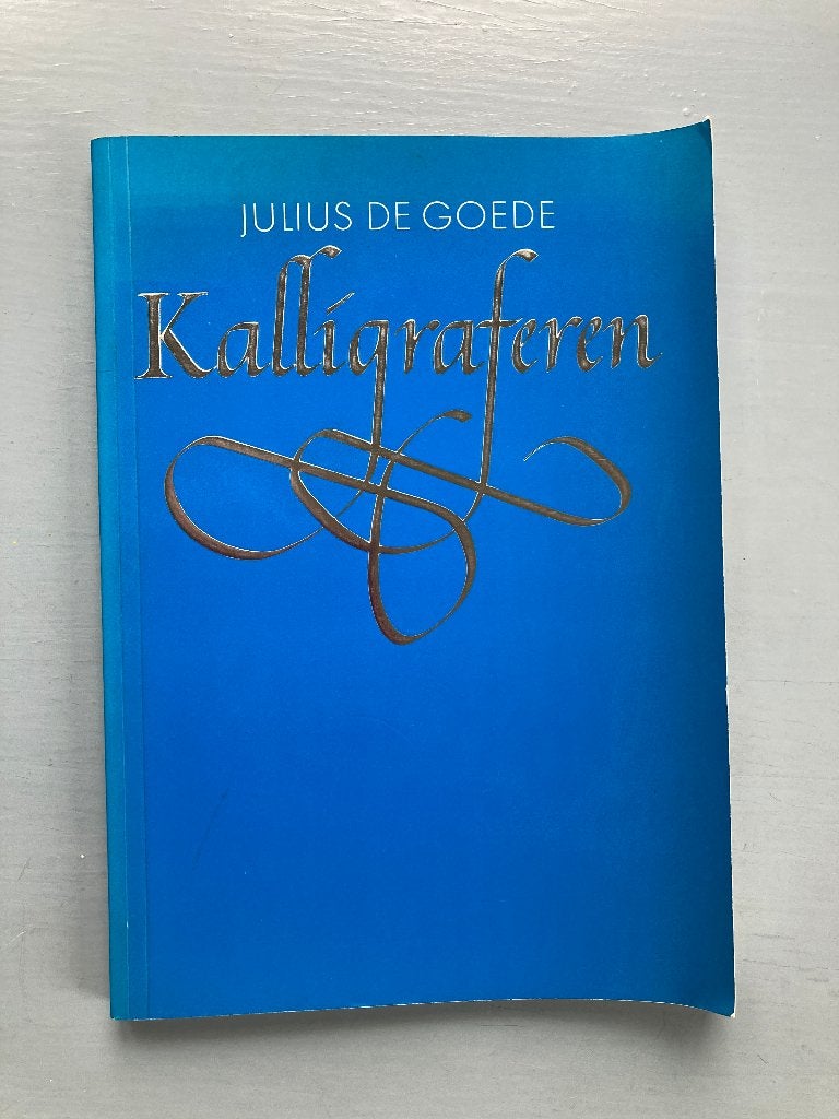 Boek Kalligraferen -  Julius de Goede, Ophalen of Verzenden, Gelezen, Overige onderwerpen