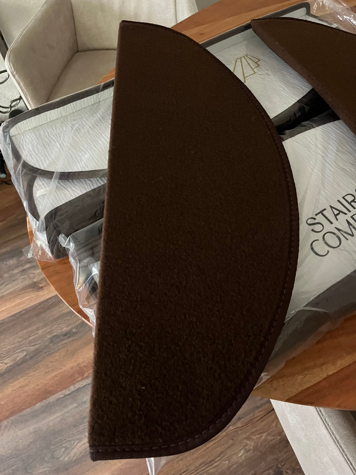 12 Nieuwe donkerbruine  trapmatten van stairs company, Ophalen of Verzenden, Nieuw, Bruin, Overige typen