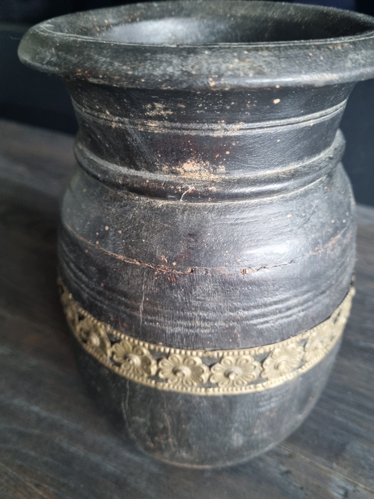 Antieke nepalese houten pot met messing decoratie, Ophalen