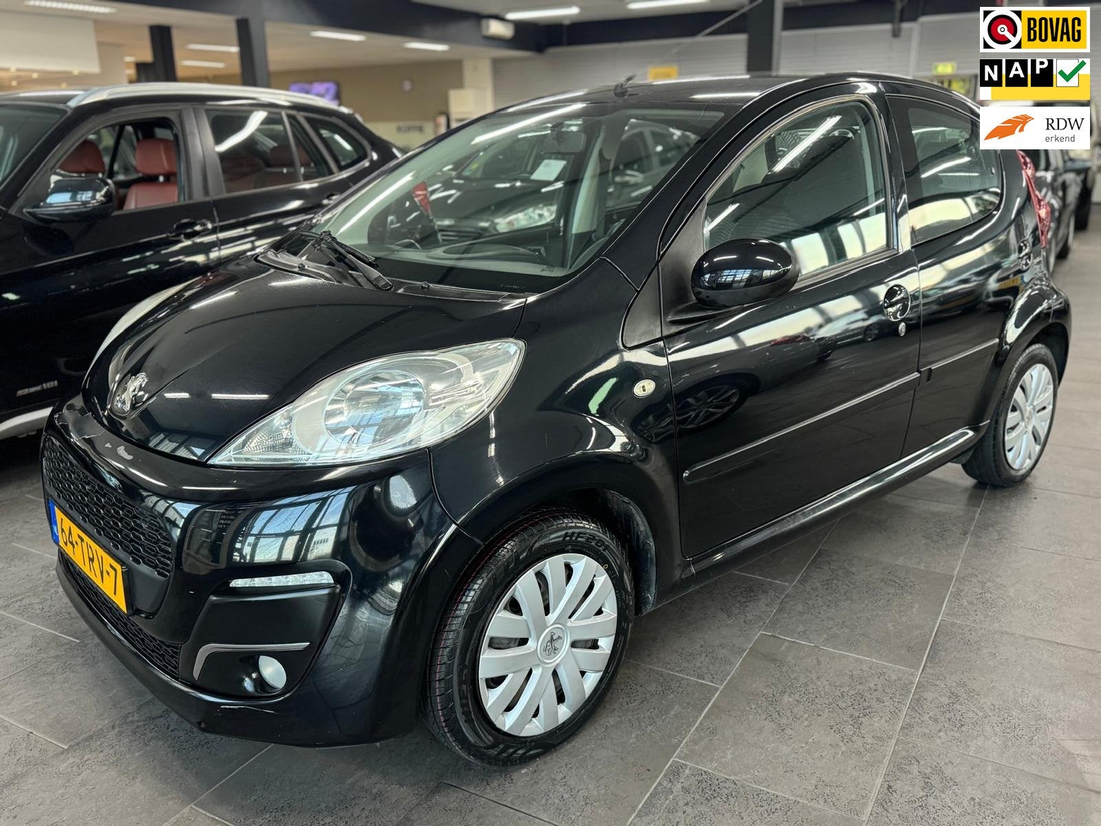 Peugeot 107 1.0 Active 5deurs airco elektrische pakket apk 1, Auto's, Voorwielaandrijving, Stof, Gebruikt, Zwart