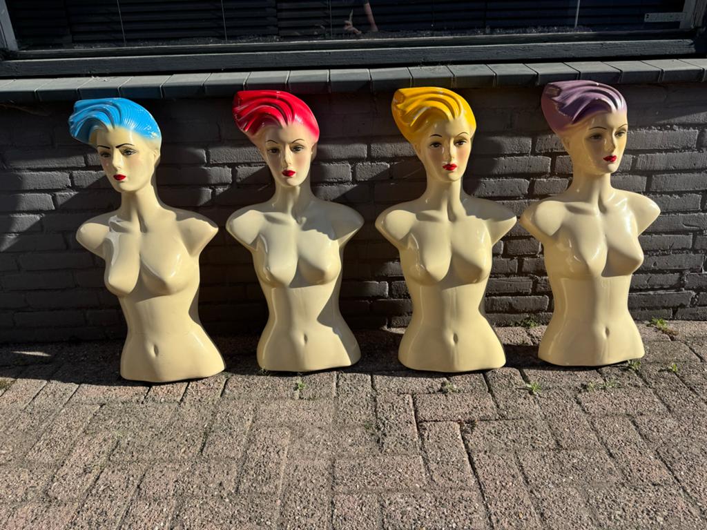 Set van 4 vintage etalagepoppen bustes met gekleurd haar, Verzamelen, Beelden en Beeldjes, Ophalen of Verzenden
