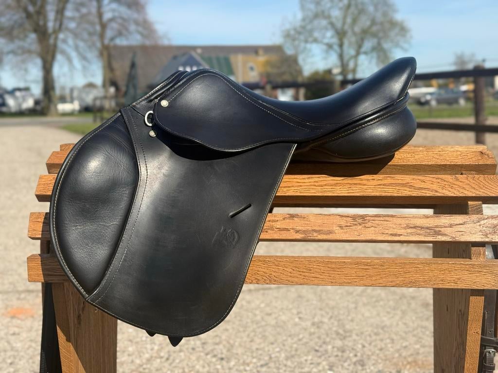 16 inch zwart Daaleman springzadel, zeer nette staat, Dieren en Toebehoren, Paarden en Pony's | Zadels, Ophalen of Verzenden, Zo goed als nieuw