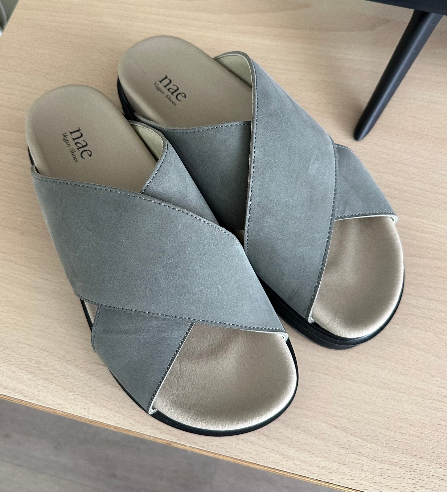 Nieuw: NAE grijze slippers - maat 39 - vegan, Ophalen of Verzenden, Nieuw, Grijs