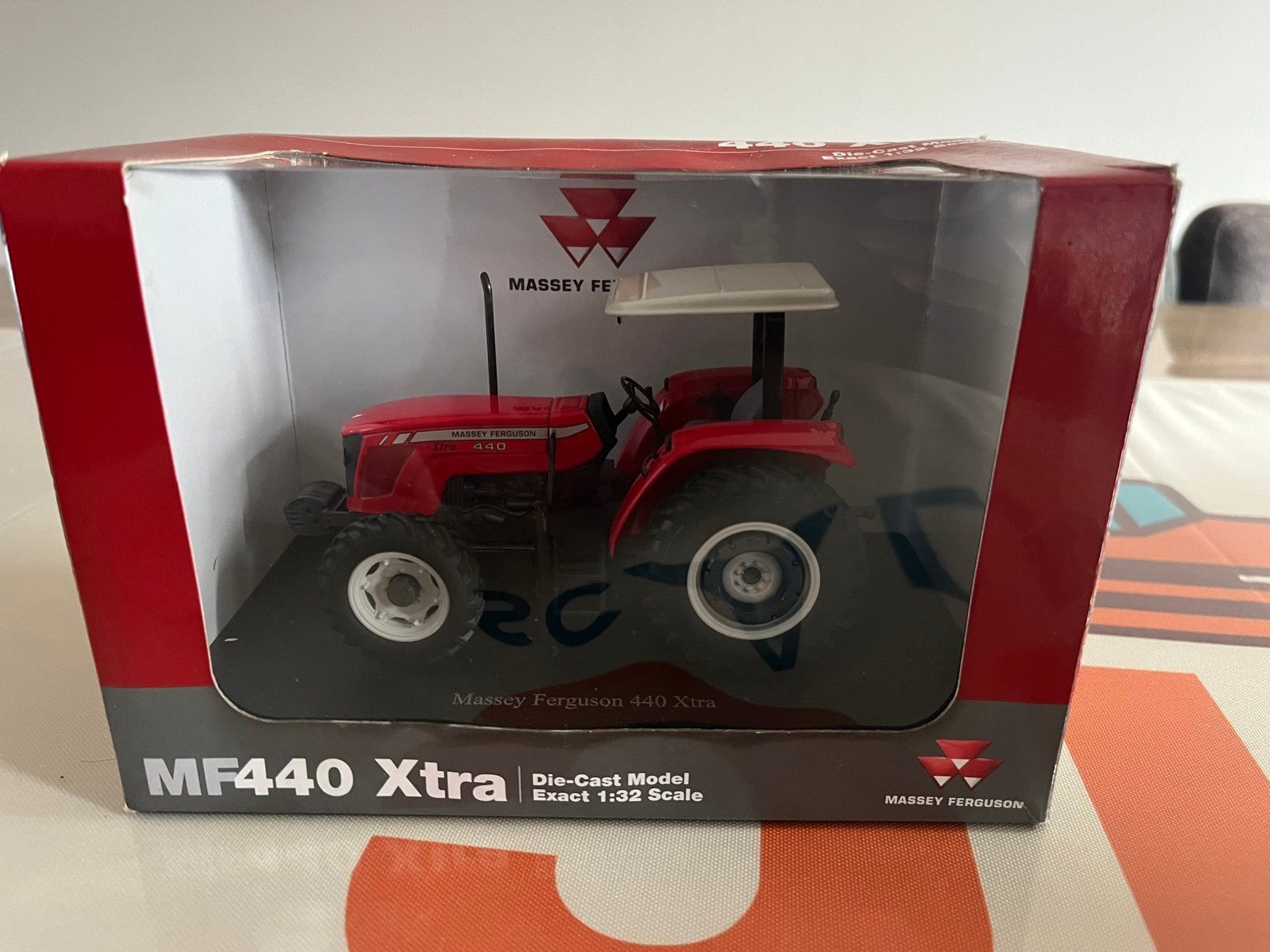 Massey Ferguson 440 Xtra tractor Universal Hobbies dealerbox, Ophalen of Verzenden, Nieuw, Tractor of Landbouw, Universal Hobbies