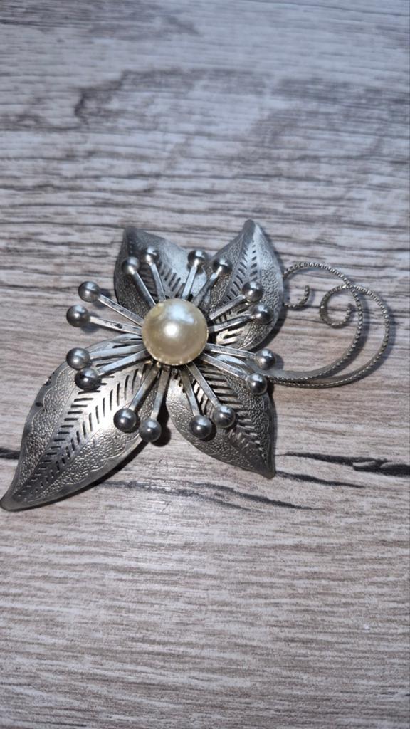 Vintage Zilverkleurige Bloembroche met Parel, Overige materialen, 4 tot 7 cm, Gebruikt, Ophalen of Verzenden