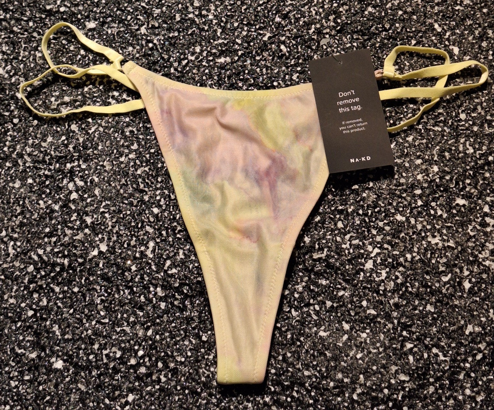 Sexy nieuwe string van NA-KD maat XL, Kleding | Dames, Ondergoed en Lingerie, NA-KD, Verzenden, Geel, String