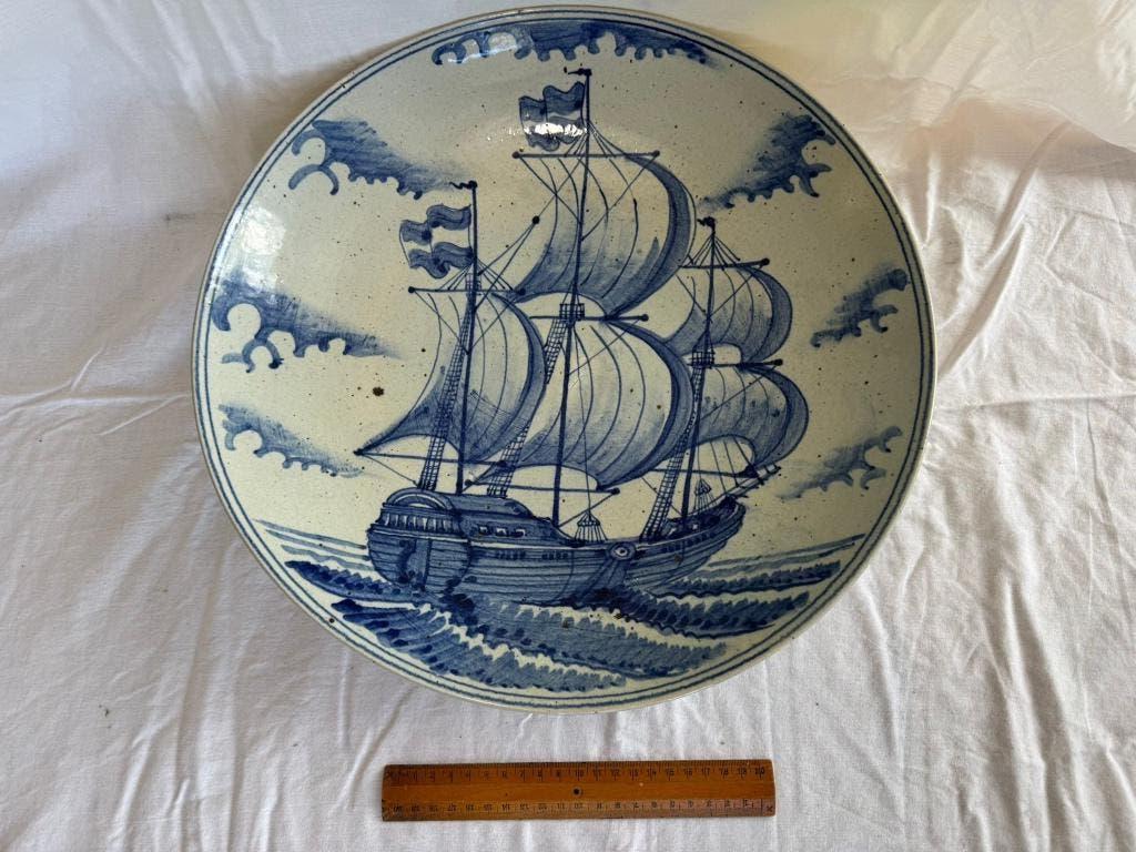 Grote Delftse handbeschilderde wandschotel VOC monogram, Antiek en Kunst, Ophalen
