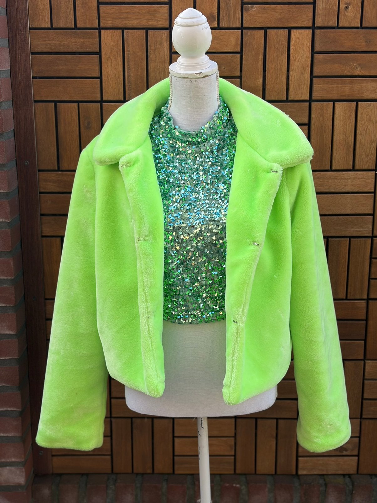 Neon groen bontjasje maat M-L met haaksluiting, Kleding | Dames, Ophalen of Verzenden, Gedragen, Maat 38/40 (M), Kleding