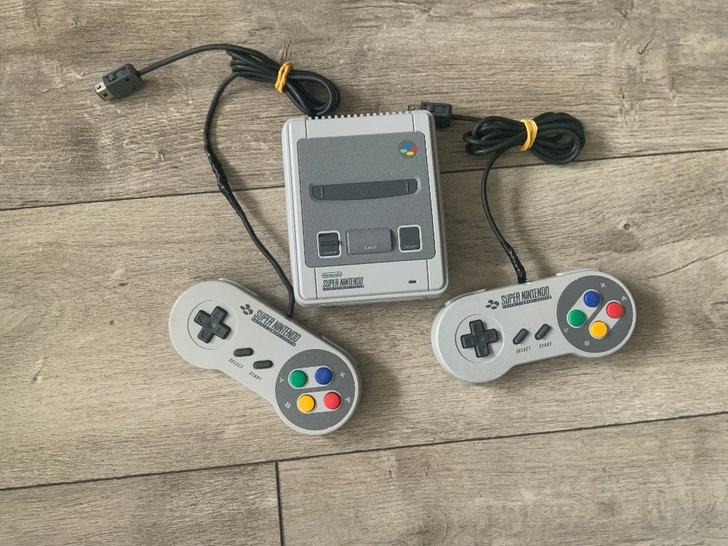 Mini Super Nintendo Classic Snes met veeeel spellen erop, Spelcomputers en Games, Ophalen of Verzenden, Zo goed als nieuw, Met 2 controllers