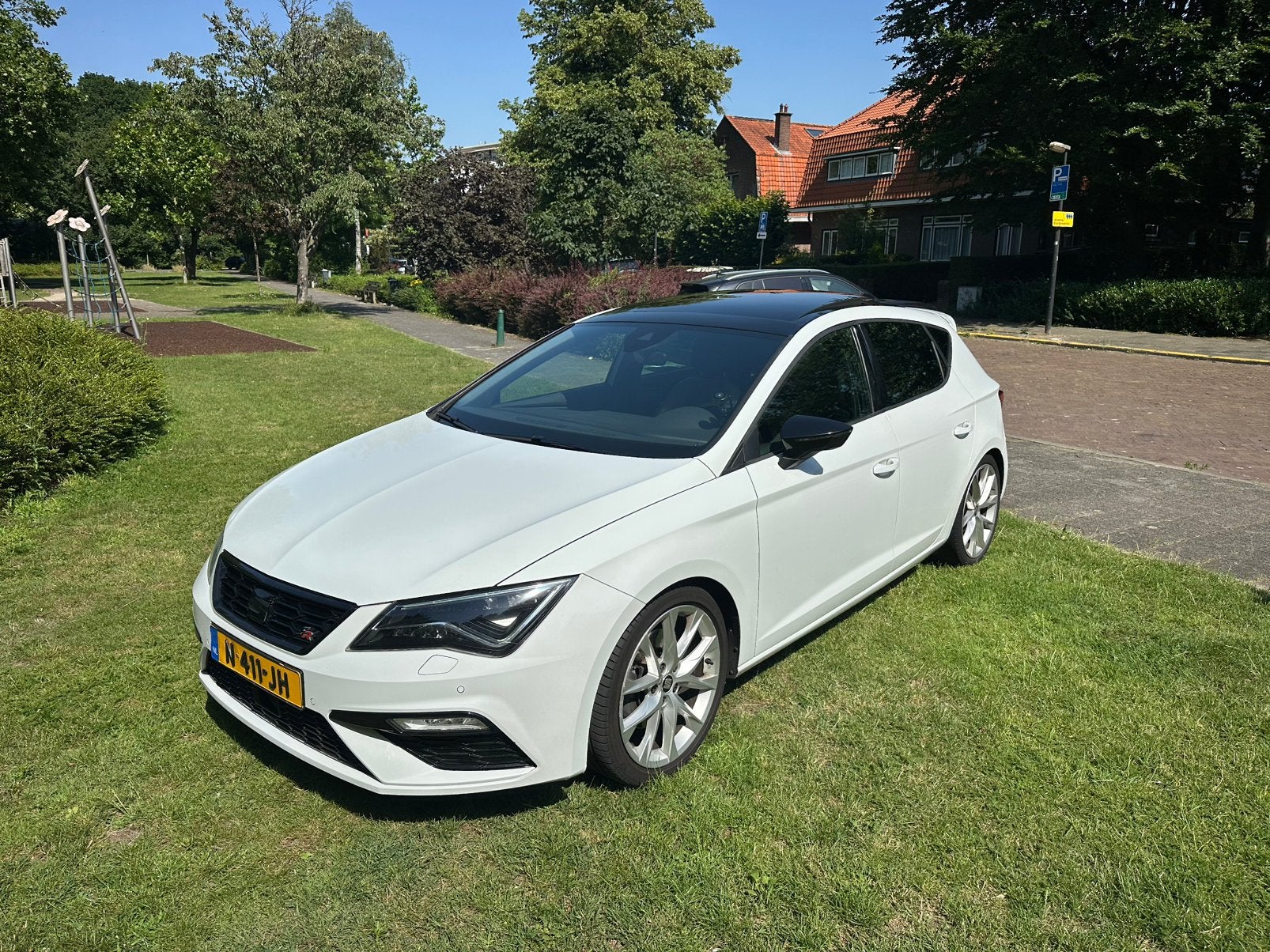 Seat Leon 1.8 TSI 245PK Wit PANO/DIGITAL/STOELVER/ACC/SFEERV, 1227 kg, 4 cilinders, Wit, Particulier