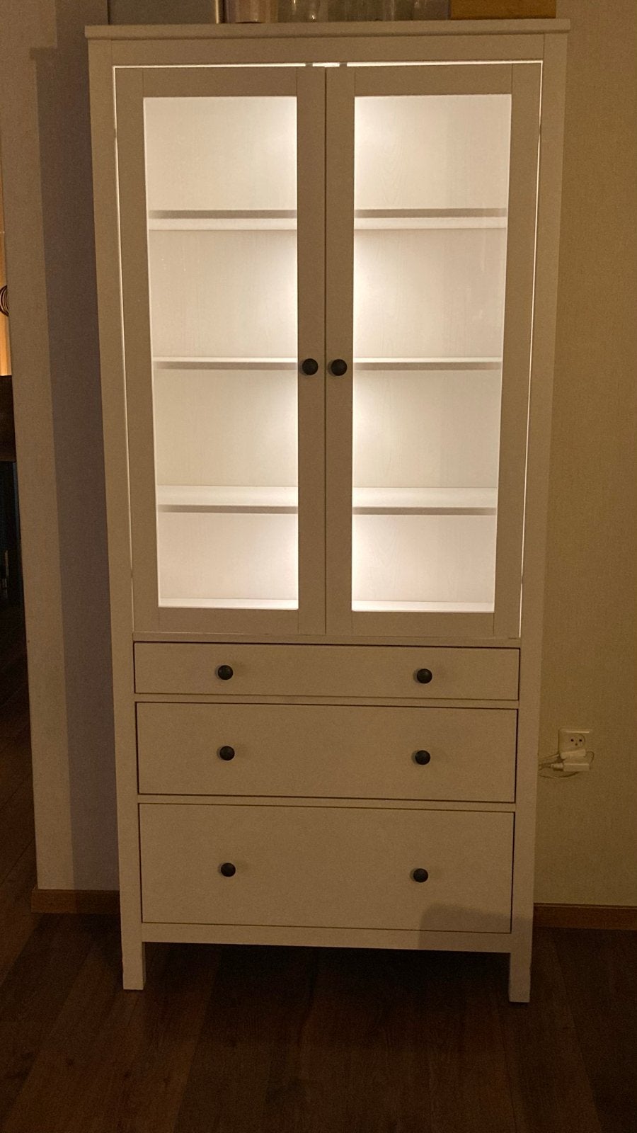Witte vitrinekast met lades en verlichting, Huis en Inrichting, Ophalen, Gebruikt, 50 tot 100 cm, Met lade(s)