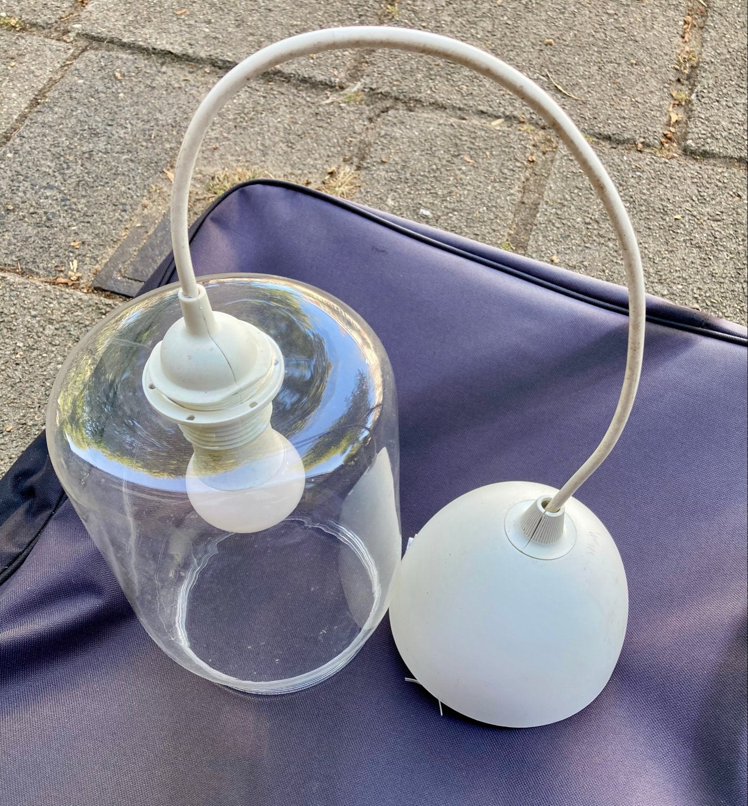 Glazen hanglamp met E27 fitting en witte plafondkap, Ophalen of Verzenden, Gebruikt, Glas, E27 (groot)