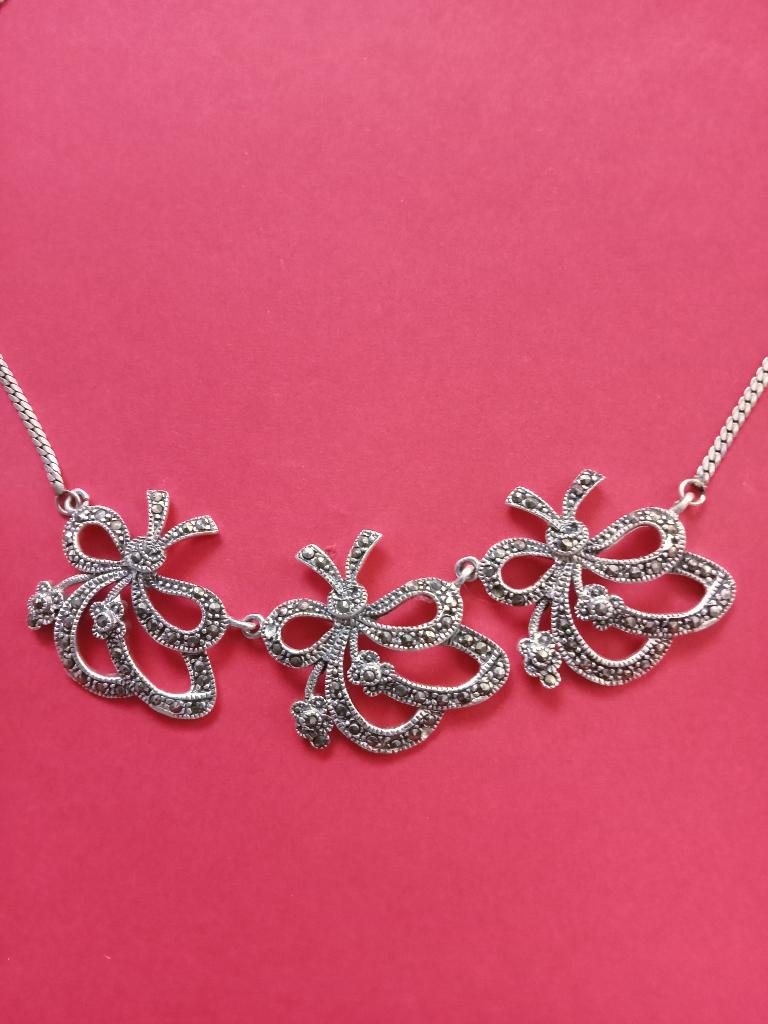 Mooi Zilveren Collier met Markesietjes en 3 Ornamentjes, Sieraden, Tassen en Uiterlijk, Antieke sieraden, Verzenden, Zilver, Ketting