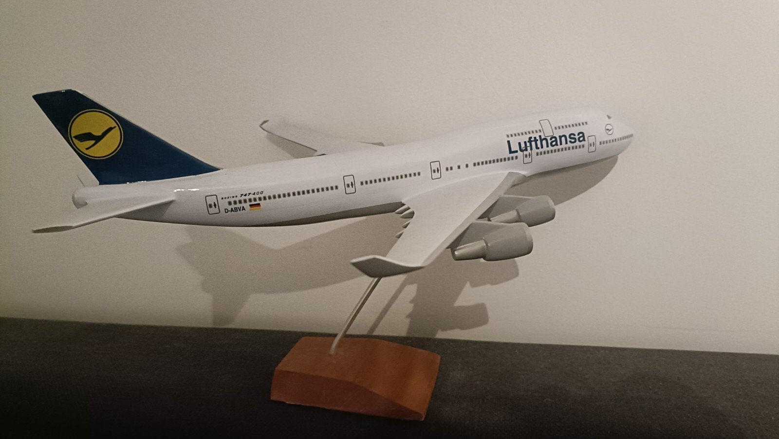 Lufthansa Boeing 747-400 schaalmodel op voet +/- 39cm, 1:72 tot 1:144, Zo goed als nieuw, Vliegtuig, Ophalen