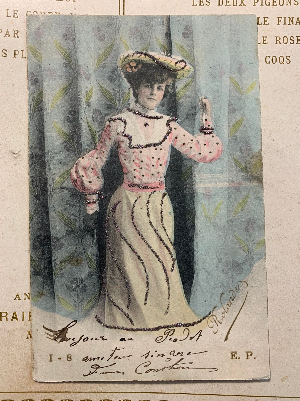 1904 Rolande Dame met hoed - aan een militair - glitter (VM), Ophalen of Verzenden, Voor 1920, Gelopen, Overige thema's