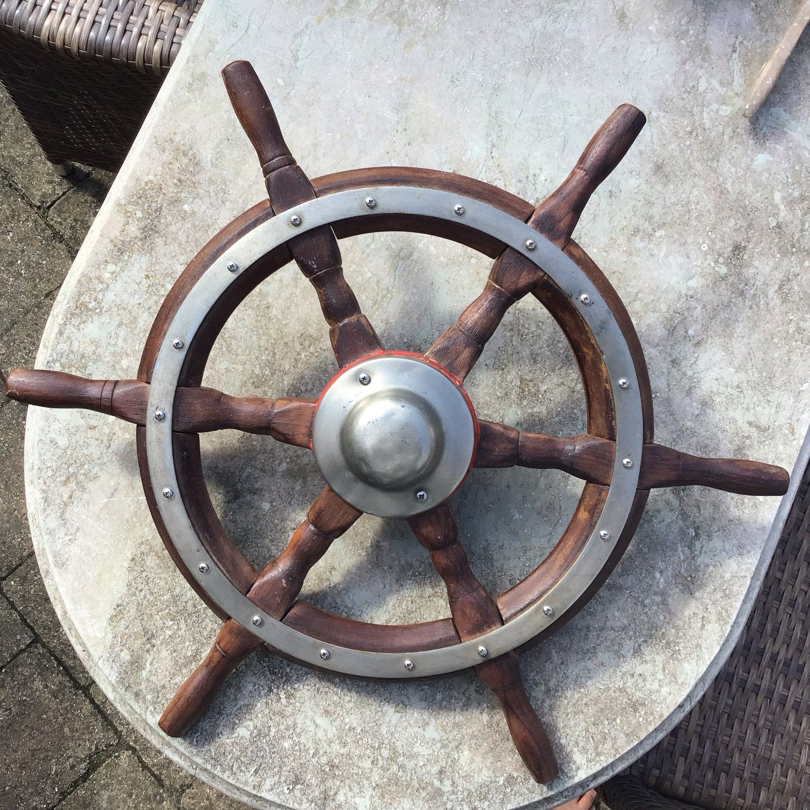 Decoratief scheepsroer van hout en metaal, Ophalen