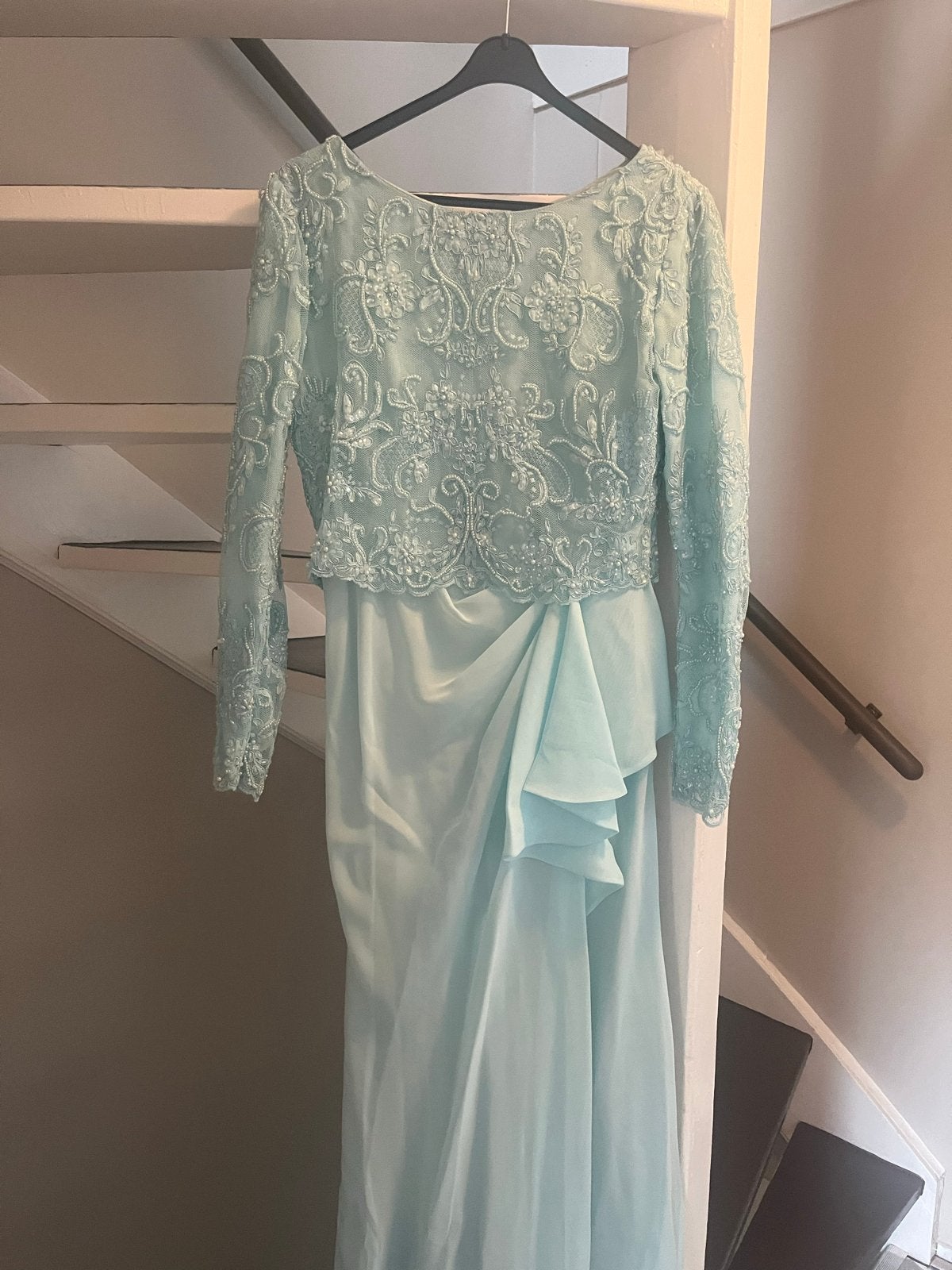 Elegante avondjurk met kant en pailletten - Maat M, Kleding | Dames, Jurken, Maat 38/40 (M), Blauw, Ophalen of Verzenden, Zo goed als nieuw