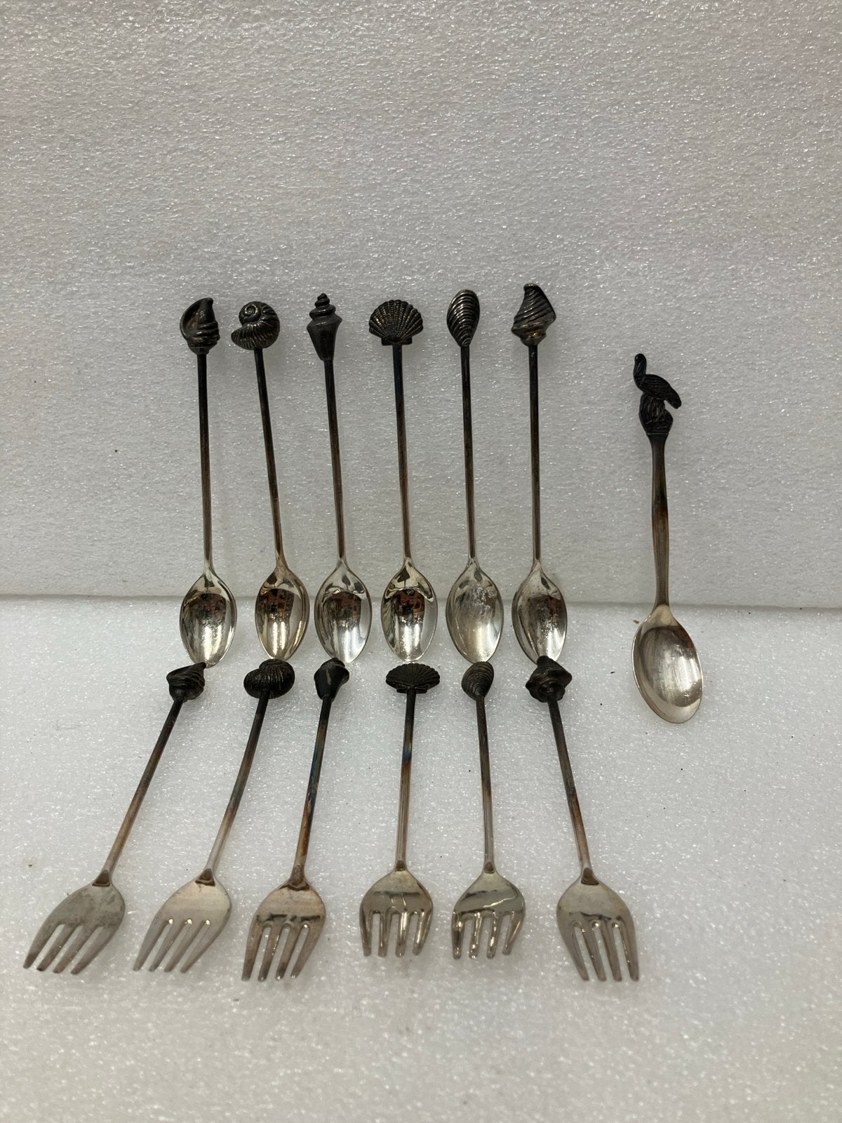 zilverkleurige lepels en vorkjes met schelpen, Antiek en Kunst, Antiek | Bestek, Ophalen of Verzenden