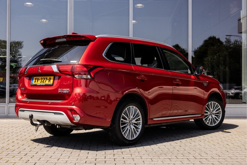 Mitsubishi Outlander 2.4 PHEV Intense | Trekhaak | Camera |, Auto's, Mitsubishi, 12 maanden, Euro 6, 4 cilinders, Leder en Stof