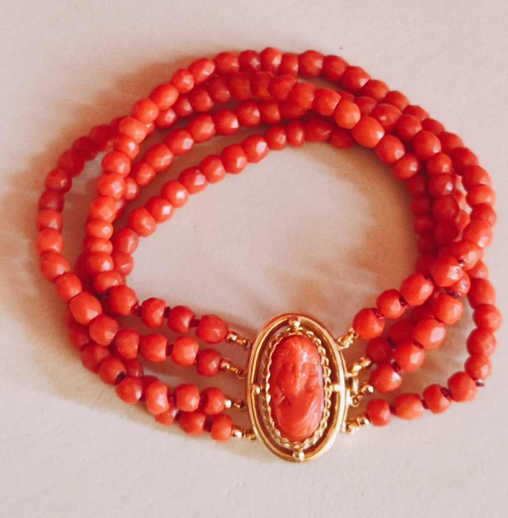 Antieke gouden koralen armband met koralen cameo slot, Ophalen of Verzenden, Goud, Armband