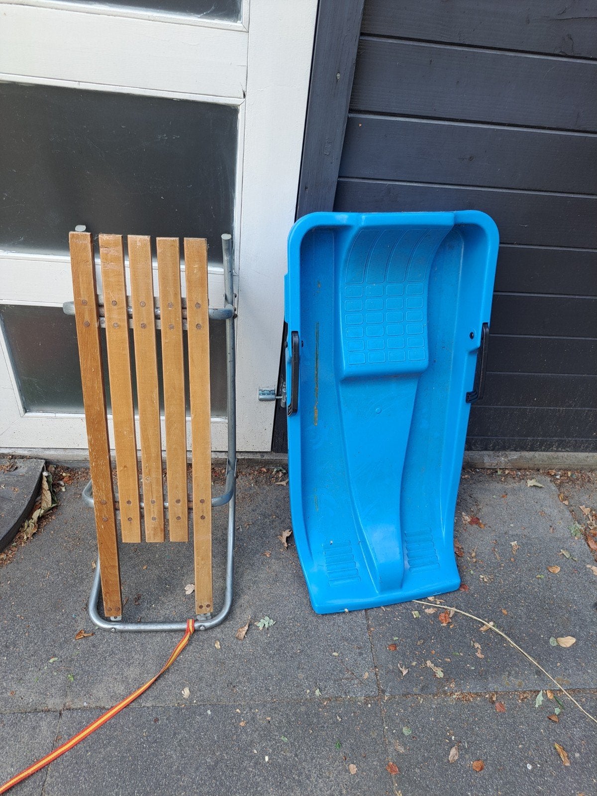 Houten slee en blauwe kunststof slee, Kinderen en Baby's, Ophalen of Verzenden
