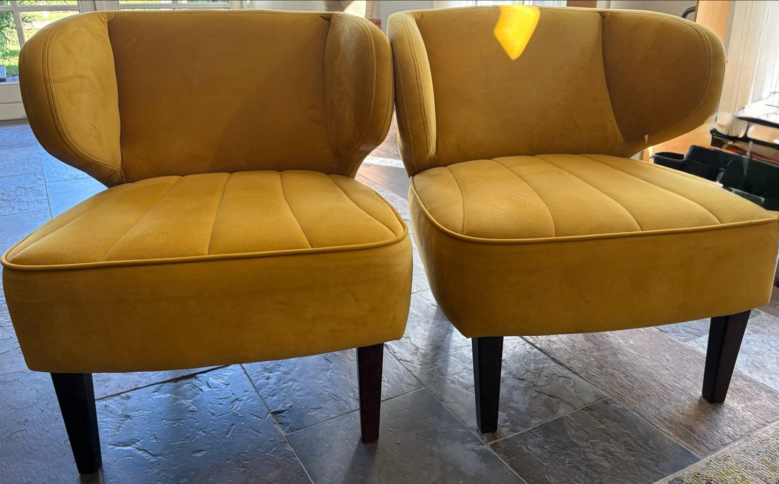 Twee mooie gele suède fauteuils met bruine houten poten, Huis en Inrichting, Ophalen, Zo goed als nieuw, Hout